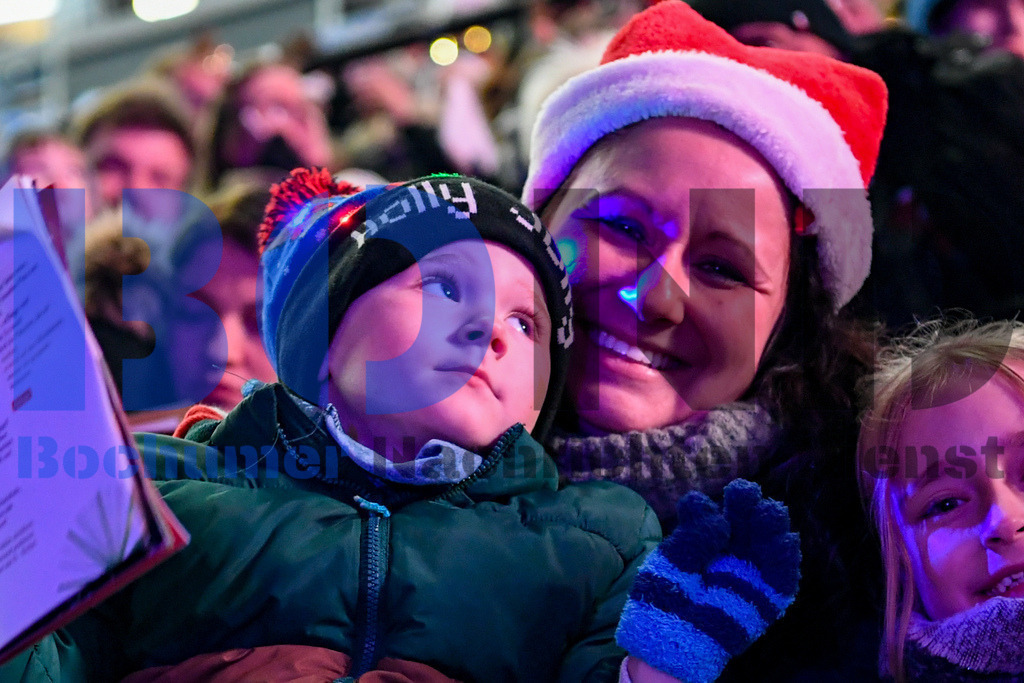 Weihnachtssingen im Stadion | {headline}



(Foto: Christian Schnaubelt / BOND)

 - Realisiert mit Pictrs.com