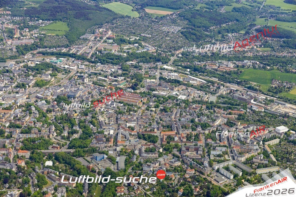 Das Luftbild der Stadt Plauen wurde 2022 vom Flugzeug heraus erstellt (keine Drohnen-Aufnahmen) Aufnahmehöhe ca.450 Meter- hohe Bildauflösung und Druck-Qualität. Garantiert!