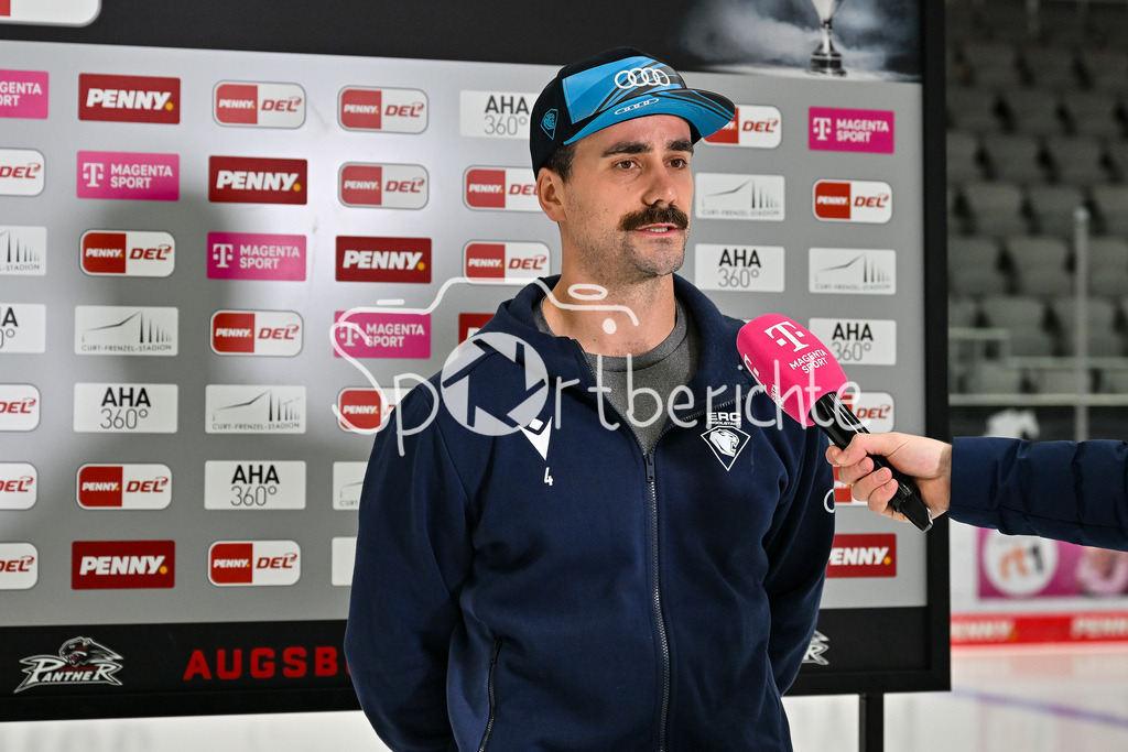 Augsburger Panther - ERC Ingolstadt | Im Bild Morgan ELLIS (ERC Ingolstadt 4) beim Interview vor der Partie bei MagentaSport, Magenta Sport beim match zwischen den Augsburger Panthern und dem ERC Ingolstadt am 13. Spieltag der Penny DEL im Curt Frenzel Stadion am 23.10.2025