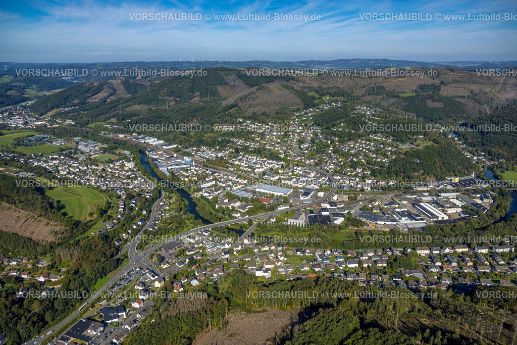 Plettenberg230908249 | Luftbild, Ortsansicht Ortsteil Eiringhausen, Fluss Lenne mit Lenne Brücke und Landesstraße L697, Waldgebiet mit Waldschäden mit Fernsicht, Eiringhausen, Plettenberg, Sauerland, Nordrhein-Westfalen, Deutschland