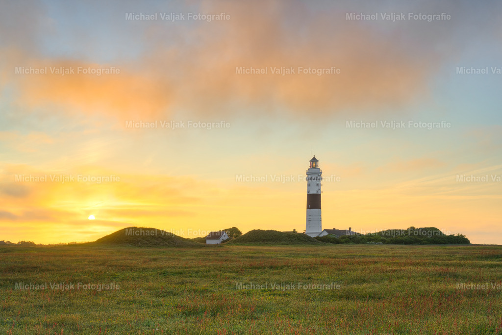 Leuchtturm Langer Christian in Kampen | Sonnenaufgang beim Leuchtturm Langer Christian in Kampen auf Sylt. - Realisiert mit Pictrs.com