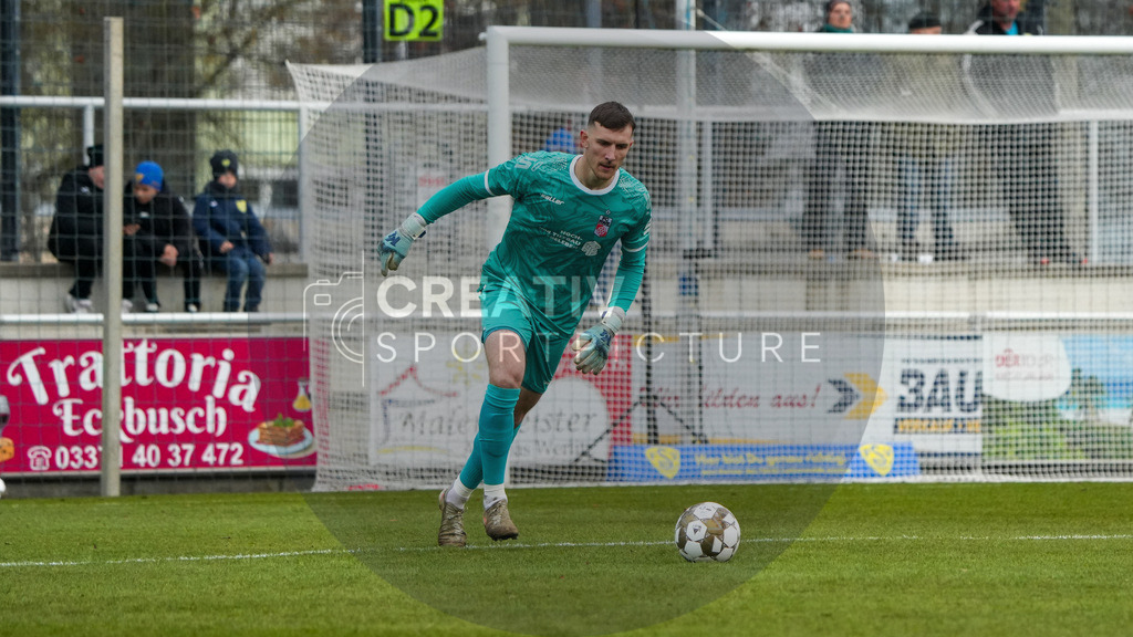 Fußball, Herren, Saison 2025/2026, Regionalliga Nordost, 18. Spieltag, FSV 63 Luckenwalde vs. FC Rot-Weiß Erfurt, Samstag 06.12.2025, Werner-Seelenbinder-Stadion Luckenwalde, | Fußball, Herren, Saison 2025/2026, Regionalliga Nordost, 18. Spieltag, FSV 63 Luckenwalde vs. FC Rot-Weiß Erfurt, Samstag 06.12.2025, Werner-Seelenbinder-Stadion Luckenwalde, Im Bild: Lorenz Otto (Erfurt) - Realisiert mit Pictrs.com