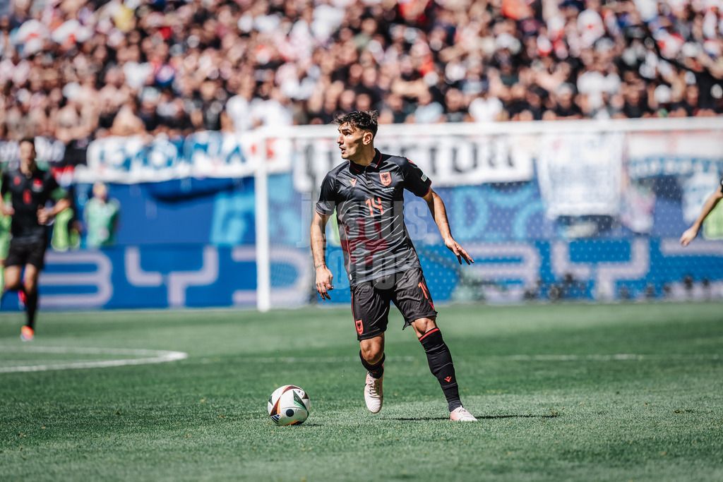 Fußball | Herren | UEFA-Fußball-Europameisterschaft 2024 | Gruppe B | Kroatien vs. Albanien | 19.06.2024 | Qazim Laci (#14, Albanien) am Ball