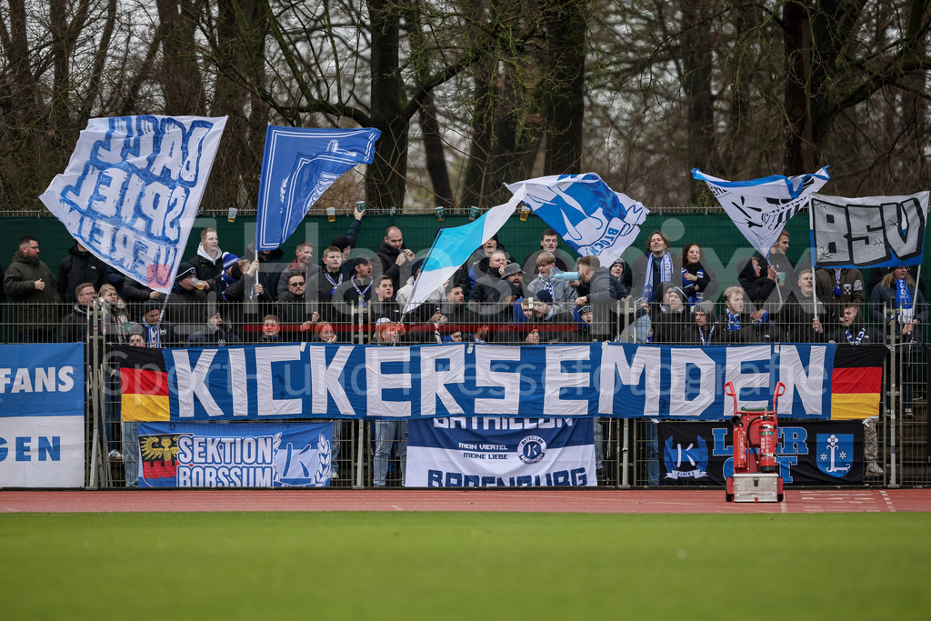 Fussball, Regionalliga Nord, SV Werder Bremen II - BSV Kickers Emden | v.li.: Der Fanblock von Kickers Emden, Fans, Zuschauer, Supporter