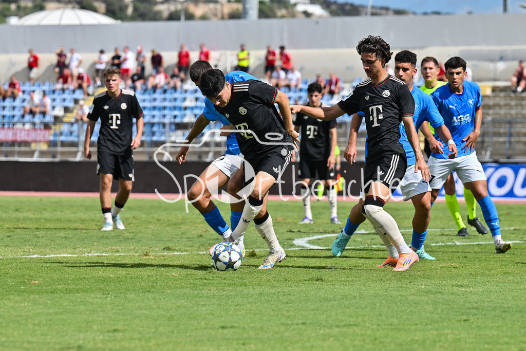 Papohs FC U19 - FC Bayern München U19 | v. l. Panagiotis CHARALAMBOUS (Paphos FC U19 3), Panagiotis TSVIVKOS (Paphos FC U19 19), Felipe CHAVEZ (FCB #10) und Adin LICINA (FCB #7) / UEFA Youth League: Paphos FC U19 - FC Bayern München U19; Stelios Kyriakides Stadium am 30.09.2025
