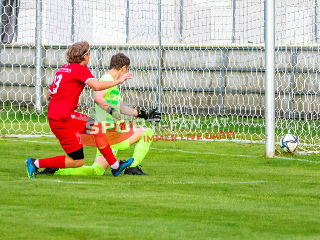 TSV Grafenstein - SK Maria Saal | Lukas Sadnik (TSV Grafenstein #23) Alexander Moll (SK Maria Saal #1) TSV Grafenstein - SK Maria Saal am 02.08.2022 in Grafenstein
(Sportplatz), AUSTRIA, (Photo by Ernst Krawagner sport-fan.at),  - Realisiert mit Pictrs.com