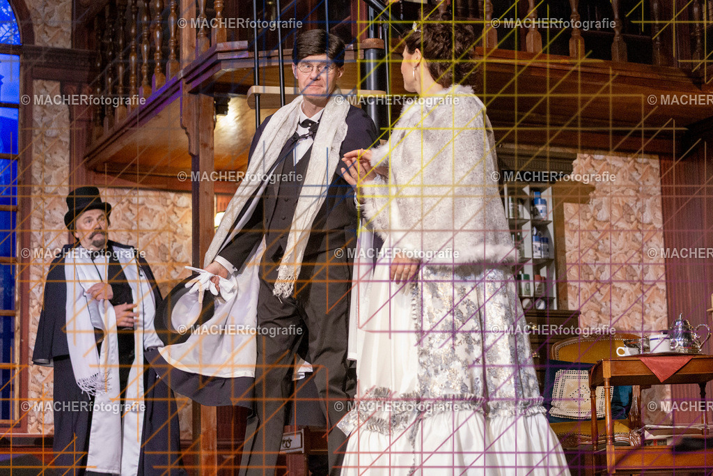 304_MFL-2025 | Portraitbilder von Regisseur; Darsteller; Techniker; Maske; Kostüme; Chor; Musiker; Bilderserie der Generalprobe und der Premierenvorstellung, Szenenbilder; Ausdrucksstudien; Bühnenüberblick; Bühnenkulissen; Pressefotos inkl. Redaktionsfoto Darstellergruppe.