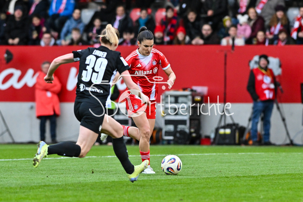FC Bayern München - VfL Wolfsburg | MUNICH, GERMANY - 22. FEBRUARY: im Duell Sarai LINDER (VfL Wolfsburg Frauen 39) und Jovana DAMNJANOVIC (FC Bayern Munich 9) während dem Spiel zwischen den Frauen des FC Bayern München und den Frauen des VfL Wolfsburg am 19. Spieltag der Google Pixel Frauen-Bundesliga am FC Bayern Campus
