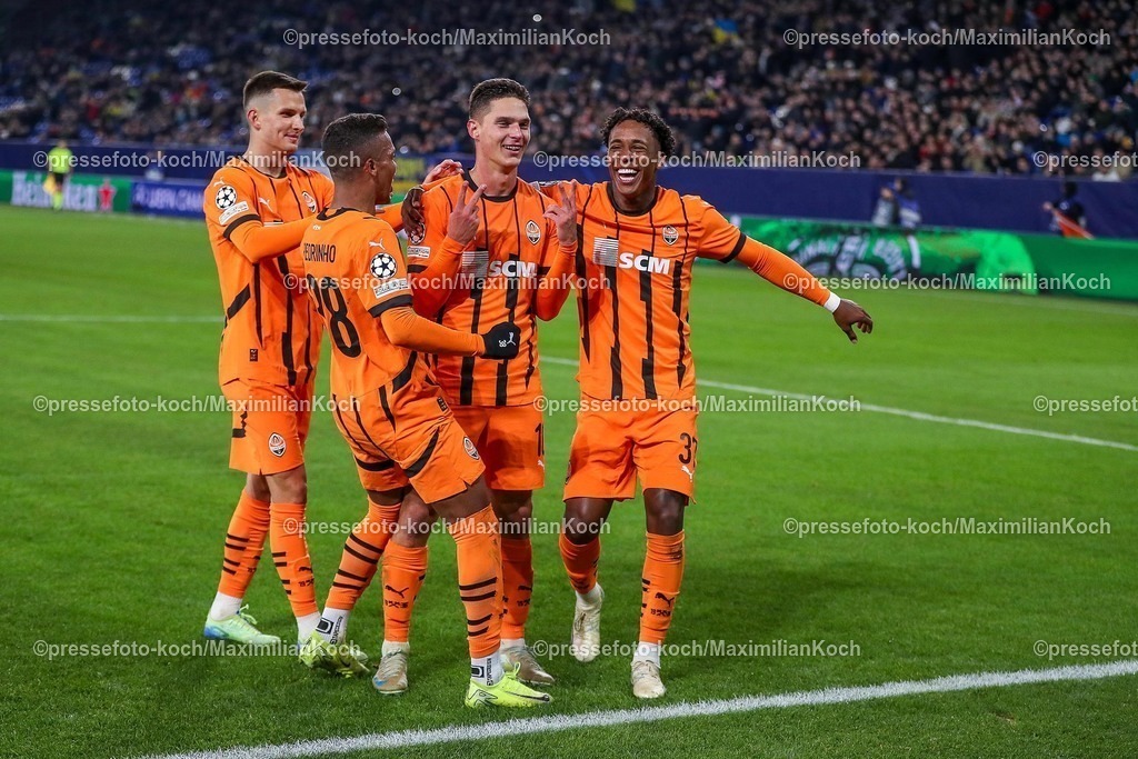 UCL22012501019 | 22.01.2025, Fußball, UEFA Champions League, Schachtar Donezk - Stade Brestois 29, Arena AufSchalke Gelsenkirchen, 7. Spieltag Saison 2024 2025: Torschütze Georgiy Sudakov (Schachtar Donezk #10) verwandelt den Elfmeter zum 2:0 und steht jubelnd auf dem Spielfeld 