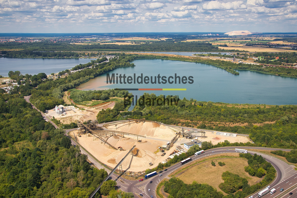 Kieswerk_Hülskens_Magdeburg_1197 | Die Kieswerke der Hülskens Barleben GmbH &amp; Co. KG in Rothensee bei Magdeburg sowie in Tornitz und Barby gehören zu den bedeutenden Standorten der Kies- und Sandgewinnung in Sachsen-Anhalt. Die Luftaufnahmen aus der Perspektive des Tragschraubers zeigen die weitläufigen Abbauflächen mit ihren großen Kiesseen, modernen Förder- und Aufbereitungsanlagen sowie der leistungsfähigen Betriebstechnik. Aus der Vogelperspektive werden die Dimensionen der Rohstoffgewinnung und die enge Verbindung von Gewinnung, Aufbereitung und Rekultivierung eindrucksvoll sichtbar. - Realisiert mit Pictrs.com