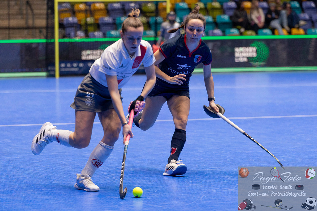 Volvo E.R.B. Final 4 Halbfinale Frauen: Der Club an der Alster - Berlienr HC, 25.01.2025 | Marie Charlotte Jeltsch (Der Club an der Alster #21) &amp; Stefanie Wendt (Berliner HC #3) im Kampf um den Ball, Der Club an der Alster - Berliner HC, Frankfurt, Süwag Arena, 25.1.2025 - Realisiert mit Pictrs.com