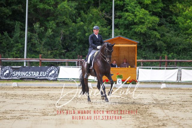 DKP47903 | Turnierfotos kaufen im Webshop von Daniel Kuhl Photography – entdecke professionelle Reitsportfotos aus Turnieren & Events. Hochwertige Turnierbilder online bestellen & sichern. Jetzt Fotos von Reitsportturnieren kaufen!