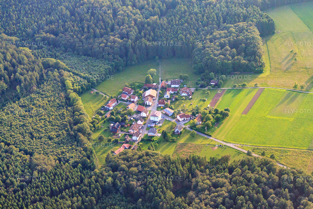 Luftbild: Ortsansicht von Osten im Ortsteil Oberdielbach in Waldbrunn im Bundesland Baden-Württemberg in Deutschland. – Foto: IMG_66334.jpg vom 30.05.2014 durch Werner Riehm/FLY-FOTO.de – Auflösung des Originals: 4626 x 3084 px