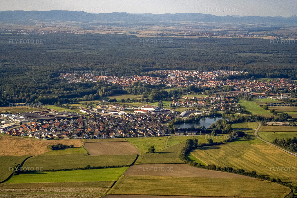 Luftbild: Ortsansicht von Süden in Soufflenheim im Bundesland Bas-Rhin in Frankreich. – Foto: IMG_8120.jpg vom 15.09.2007 durch Werner Riehm/FLY-FOTO.de – Auflösung des Originals: 3456 x 2304 px