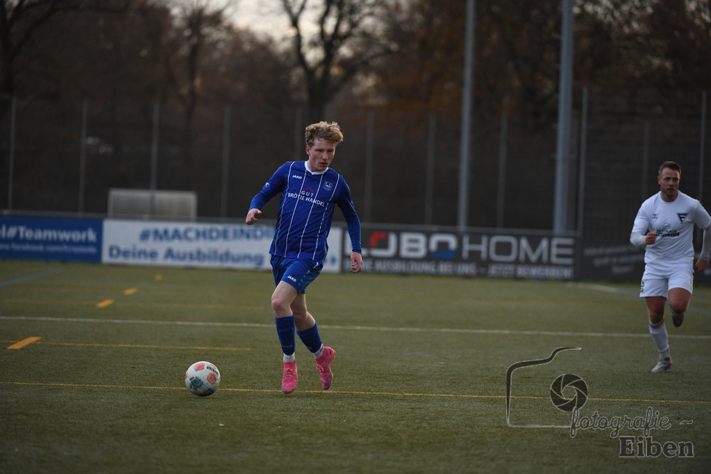 FC Rastede-WSC Frisia | Herren Bezirksliga 2; FC Rastede (blau)-WSC Frisia Wilhelmshaven (weiß) am 30.11.2025 in Rastede (Sportanlage Köttersweg); Photo: Philip Eiben 2025 - Realisiert mit Pictrs.com