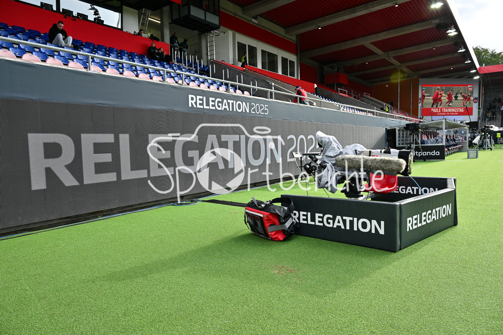 1. FC Heidenheim - SV Elversberg 07 | Es ist angerichtet in Heidenheim / DFB / DFL / Symbolbild / Relegation Bundesliga: 1. FC Heidenheim - SV Elversberg 07, Voith-Arena am 22.05.2025 / Kamera / live / BLD / ZDF