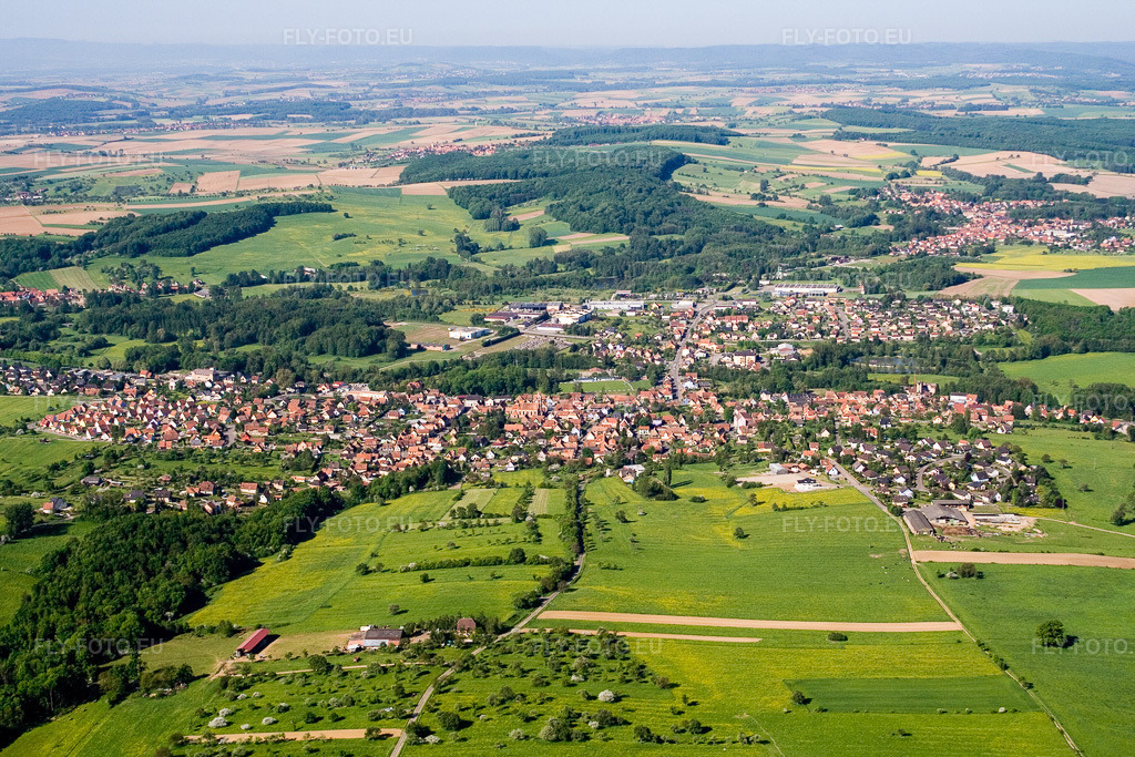 Vue aérienne: Vue de la ville à Reichshoffen dans le département Bas Rhin, France. Photo: IMG_10832.jpg prise le 12/05/2008 par Werner Riehm/FLY-FOTO.eu – Résolution de l'original: 3456 x 2304 px