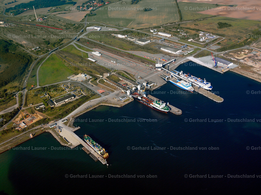 2581068 | SASSNITZ 25.08.2016 Hafenanlagen an der Meeres- Küste der Insel Rügen im Ortsteil Hagen in Sassnitz im Bundesland Mecklenburg-Vorpommern. // Port facilities on the seashore of the Iland Ruegen in the district Hagen in Sassnitz in the state Mecklenburg - Western Pomerania. Foto: Gerhard Launer