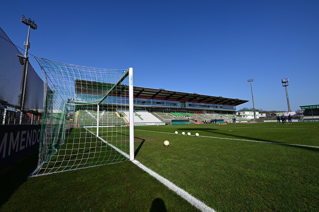 Fußball I Herren I Saison 2024-2025 I Regionalliga Nord I 25. Spieltag I VfB Lübeck - SSV Jeddeloh | Symbol, Symbolfoto, Symbolbild, Sinnbild, Bildsymbol, Darstellung, Signum: Lübecker Lohmühle, Stadion an der Lohmühle, Sitze, Schalensitze, Tribüne, Dach, Vordach, Haupttribüne - Realisiert mit Pictrs.com