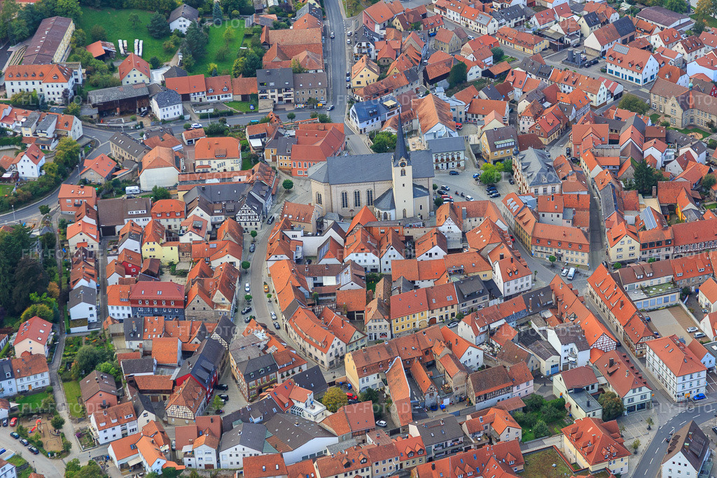Luftbild: Kirche St. Michael und Johannes der Täufer am Marktplatz in Eltmann im Bundesland Bayern in Deutschland. – Foto: IMG_073816.jpg vom 27.09.2014 durch Werner Riehm/FLY-FOTO.de – Auflösung des Originals: 5472 x 3648 px – Menüpunkt öffnen/schließen