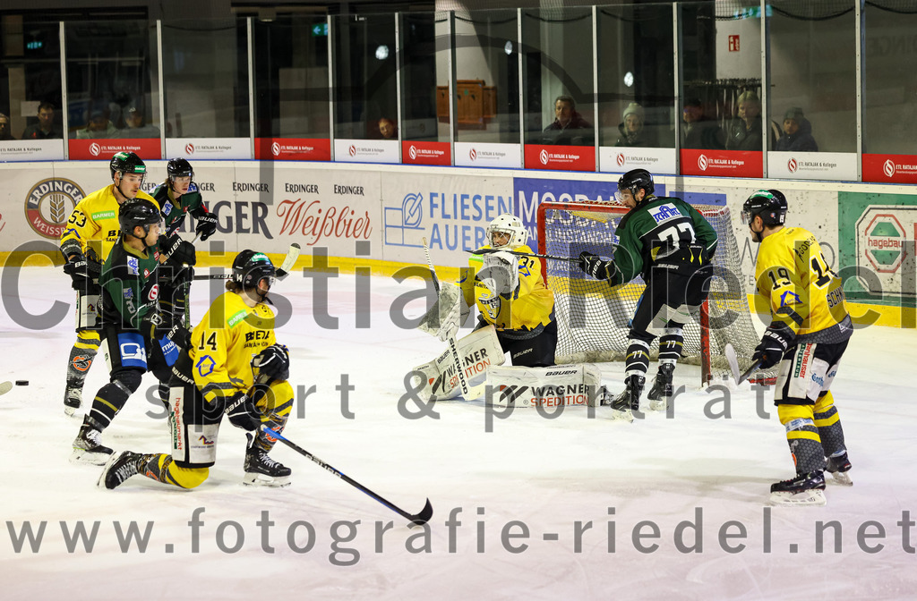 2022-11-20_136_TSV_Erding_gegen_ERSC_Amberg | Erding, Deutschland, 20.11.2022:
Eishockey, Bayernliga 2022 / 2023, 15. Spieltag, TSV Erding gegen ERSC Amberg, Endergebnis: 5:1

Marc Roth (ERSC Amberg, #53), Felix Schwarz (ERSC Amberg, #14), Torwart Timon Bätge (ERSC Amberg, #31), Philipp Michl (Erding Gladiators, #77)

Foto: Christian Riedel / fotografie-riedel.net