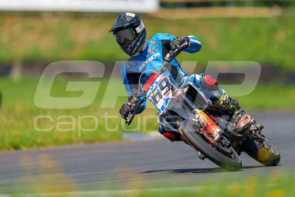 G-Cup + Supermoto Staatsmeisterschaft + Hungarian Supermoto Championship | GRIPcapture steht für authentische Sportfotografie in Österreich – für Momente, die mehr sind als Geschwindigkeit oder Ergebnis. Es geht um Emotion, Spannung, Fokus und den Augenblick, der oft nur einen Wimpernschlag dauert.Ob Motorsport, Teamsport oder 