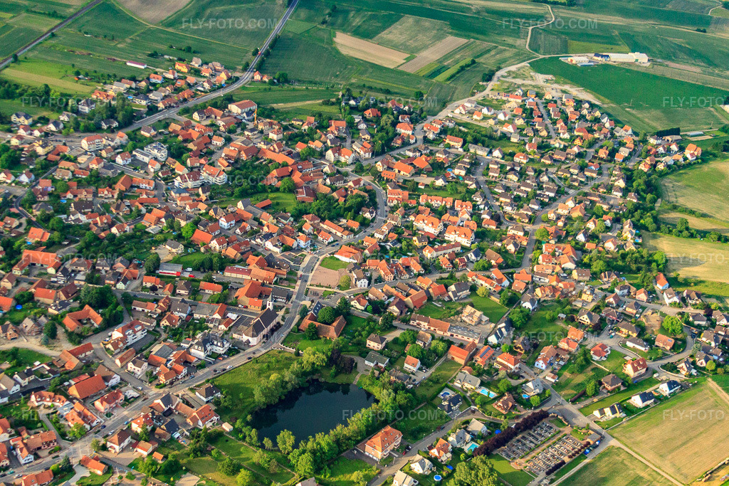 Aerial view: View of the town from the southwest in Kilstett in the state Bas-Rhin, France. – Photo: IMG_28864.jpg taken on 06/14/2010 by Werner Riehm/FLY-FOTO.com – Resolution of the original: 4613 x 3075 px
