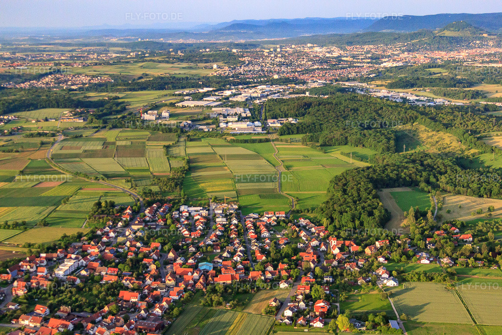 Luftbild: Dorfansicht aus Westen im Ortsteil Mähringen in Kusterdingen im Bundesland Baden-Württemberg in Deutschland.Foto: IMG_66973.jpg vom 07.06.2014 durch Werner Riehm/FLY-FOTO.deAuflösung des Originals: 4752 x 3168 px