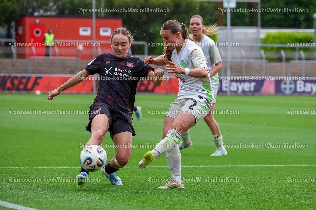 xsscx17052601025 | 17.05.2026, xsscx, Frauen Fussball, Bayer 04 Leverkusen - Werder Bremen, 1. Fussball Bundesliga, 26. Spieltag, Ulrich-Haberland-Stadion, Saison 2025 2026: Sofie Zdebel (Bayer Leverkusen #16) im Zweikampf gegen Chiara d'Angelo (Werder Bremen #2) DFB regulations prohibit any use of photographs as image sequences and or quasi-video. Photo: xSandraxScherningxPressefotoKochx
