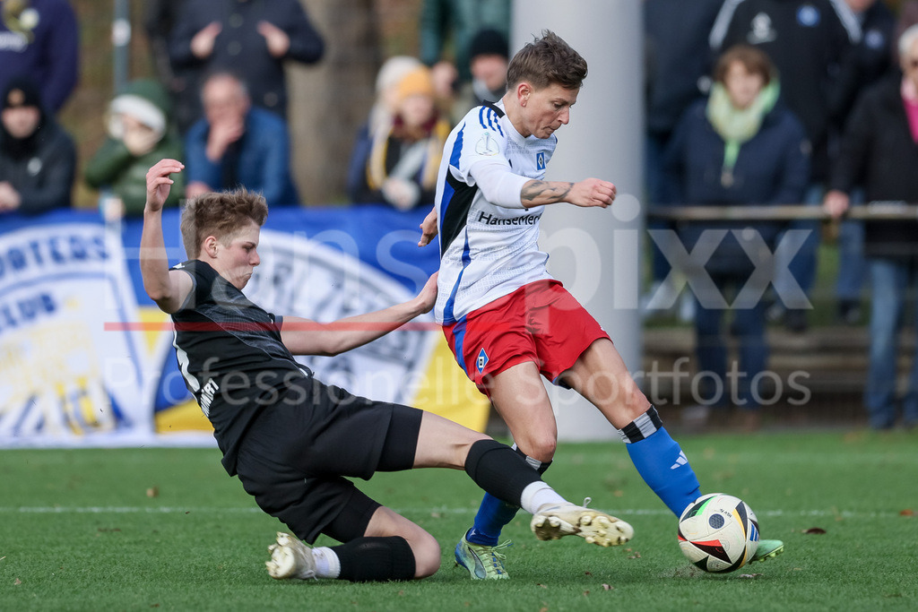 Fussball, DFB-Pokal Frauen, Hamburger SV - FC Carl Zeiss Jena | v.li.: Gwen Mummert (FC Carl Zeiss Jena, 27) und Jobina Lahr (Hamburger SV, 31) im Zweikampf, Duell, Dynamik, Aktion, Action, Spielszene, DIE DFB-RICHTLINIEN UNTERSAGEN JEGLICHE NUTZUNG VON FOTOS ALS SEQUENZBILDER UND/ODER VIDEOÄHNLICHE FOTOSTRECKEN. DFB REGULATIONS PROHIBIT ANY USE OF PHOTOGRAPHS AS IMAGE SEQUENCES AND/OR QUASI-VIDEO.