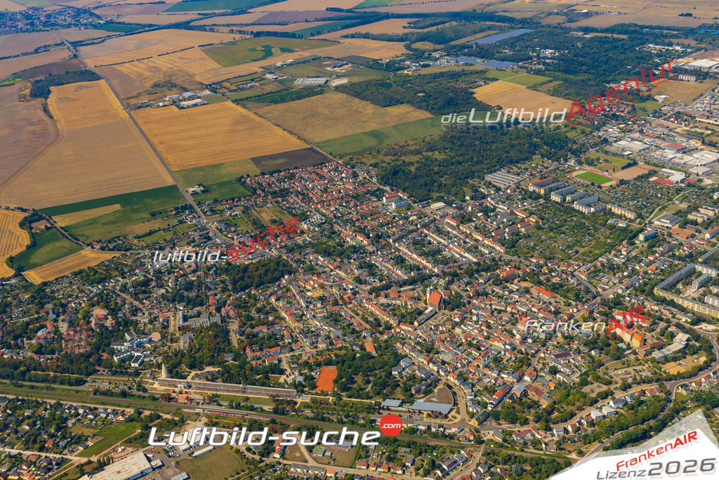 Luftbild der Stadt Schönebeck - Die Luftaufnahme wurde 2025 vom UL-Flugzeug heraus erstellt ( keine Drohne ) - Hochauflösende Luftaufnahme - für professionelle Ausdrucke geeignet. Die Geschenkidee !Hier alle&nbsp;Infos zur Lizenzierung der LuftaufnahmeWir fliegen auch dieses Jahr wieder in Ihre Region um Luftbilder zu erstellen.- Luftbild anfragen