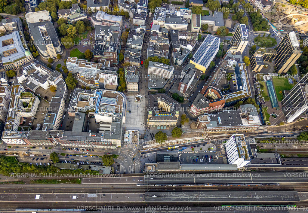 Essen241001624 | Luftbild, Hbf Hauptbahnhof und City Innenstadt, Baustelle Willy-Brandt-Platz und Select Hotel Handelshof, Fußgängerzone Kettwiger Straße und ehemaliges Kaufhof-Gebäude, Stadtkern, Essen, Ruhrgebiet, Nordrhein-Westfalen, Deutschland