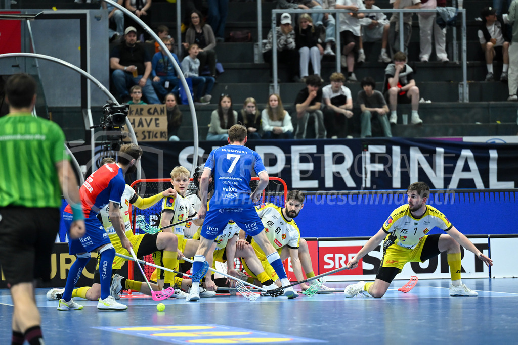 Zug United - HC Rychenberg - 25. April 2026 | Blockarbeit von Julian Egli (#10 HC Rychenberg Winterthur), Nico Mutter (#61 HC Rychenberg Winterthur) und Levin Conrad (#7 HC Rychenberg Winterthur) gegen Albin Sjögren (#22 Zug United) und Tobias Gustafsson (#7 Zug United) am L-UPL Superfinal-Spiel zwischen Zug United und HC Rychenberg am 25. April 2026 in der BCF Arena, Fribourg, Schweiz.Bild: Sportfotografie Markus Aeschimann | www.markus-aeschimann.ch - Realisiert mit Pictrs.com