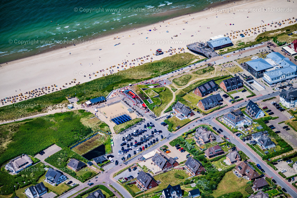 Sylt_Wenningstedt_Dünenstrasse_Gosch_Restaurant_Strand_ELS_0852210625 | WENNINGSTEDT (SYLT) 21.06.2025 Gebäude des Restaurant " Gosch " in Wenningstedt (Sylt) auf der Insel Sylt im Bundesland Schleswig-Holstein, Deutschland. // Building of the restaurant " Gosch " in Wenningstedt (Sylt) at the island Sylt in the state Schleswig-Holstein, Germany. Foto: Martin Elsen