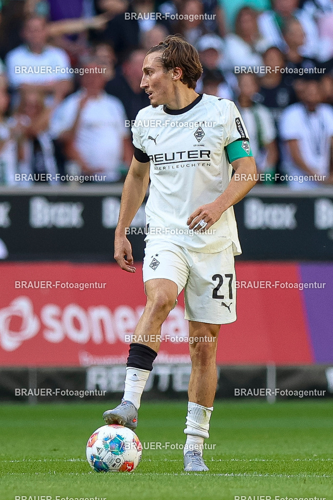Borussia Mönchengladbach vs Hamburger SV - Bundesliga  | Mönchengladbach, Deutschland, 24.08.25:   Rocco Reitz (Borussia Mönchengladbach) in Aktion am Ball, Einzelaktion waehrend des Spiels der Bundesliga zwischen Borussia Mönchengladbach vs Hamburger SV im Stadion im Borussia Park(Foto von Brauer-Fotoagentur / Adrian Schlueter)