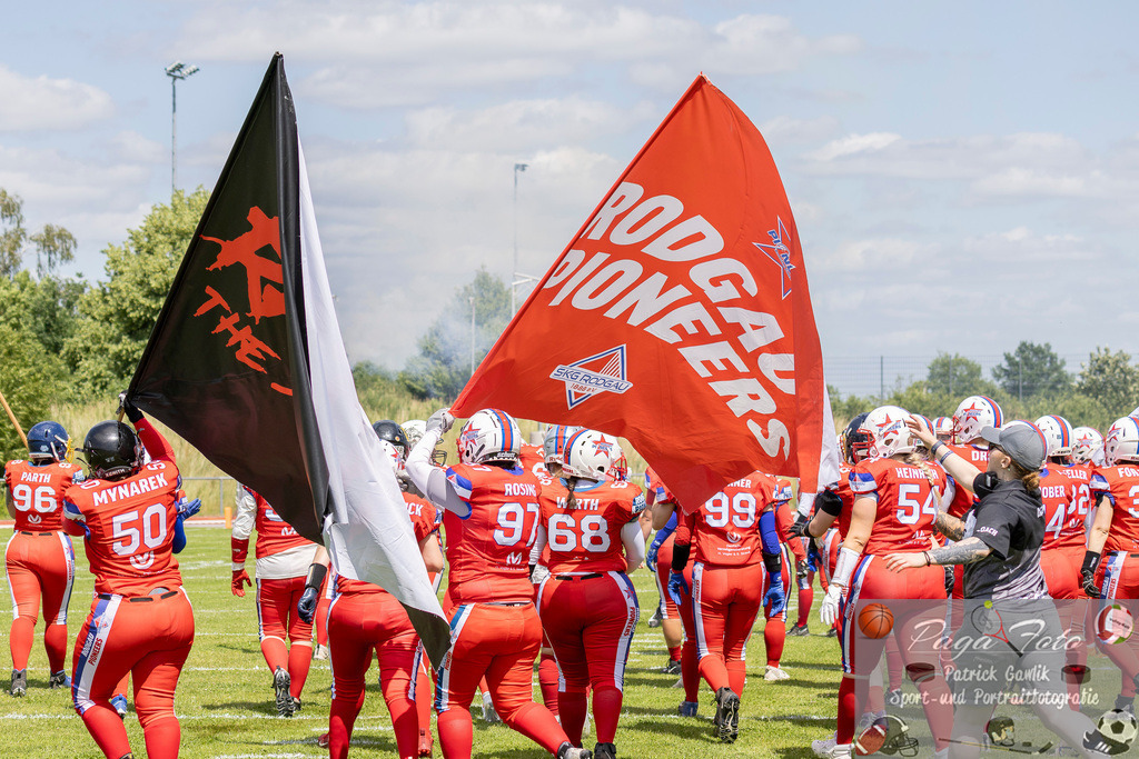 GFLW 1: German Football League Women 1: Rodgau Pioneers Ladies - Stuttgart Scorpions Sisters, 07.06.2026 | Fahne Flagge der Rodgau Pioneers &amp; Simone Rosing (Rodgau Pioneers Ladies #97) &amp; Madeleine Wirth (Rodgau Pioneers Ladies #68) &amp; Sabrina Kopp (Rodgau Pioneers Ladies #99) &amp; Klara Heinrich (Rodgau Pioneers Ladies #54), &amp; Rebecka Mynarek (Rodgau Pioneers Ladies #50), Rodgau Pioneers Ladies - Stuttgart Scorpions Sisters, Rodgau, Maingau-Energie-Stadion "Am Weichsee", 7.6.2026 - Realisiert mit Pictrs.com