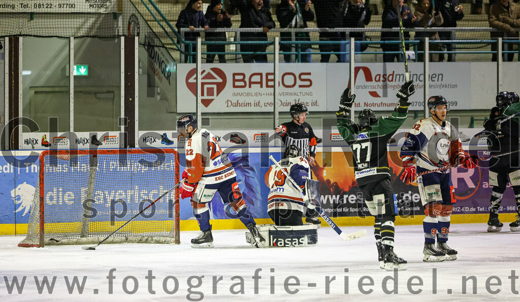 2023-03-03_043_TSV_Erding_gegen_ESC_Kempten | Erding, Deutschland, 03.03.2023:
Eishockey, Bayernliga Playoffs 2022 / 2023, Viertelfinale, TSV Erding gegen ESC Kempten, Endergebnis: 9:3

Daniel Rau (ESC Kempten, #22), +kee29+, Philipp Michl (Erding Gladiators, #77), Maximilian Schäffler (ESC Kempten, #92)

Foto: Christian Riedel / fotografie-riedel.net