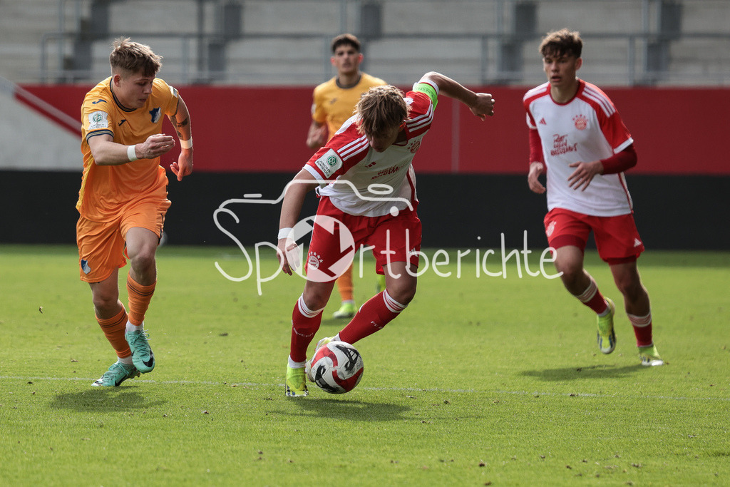 FC Bayern München U19 - TSG 1899 Hoffenheim U19 | Dennis ARNST (TSG #12) im Duell mit Maximilian HENNING (FCB #3) / Zweikampf