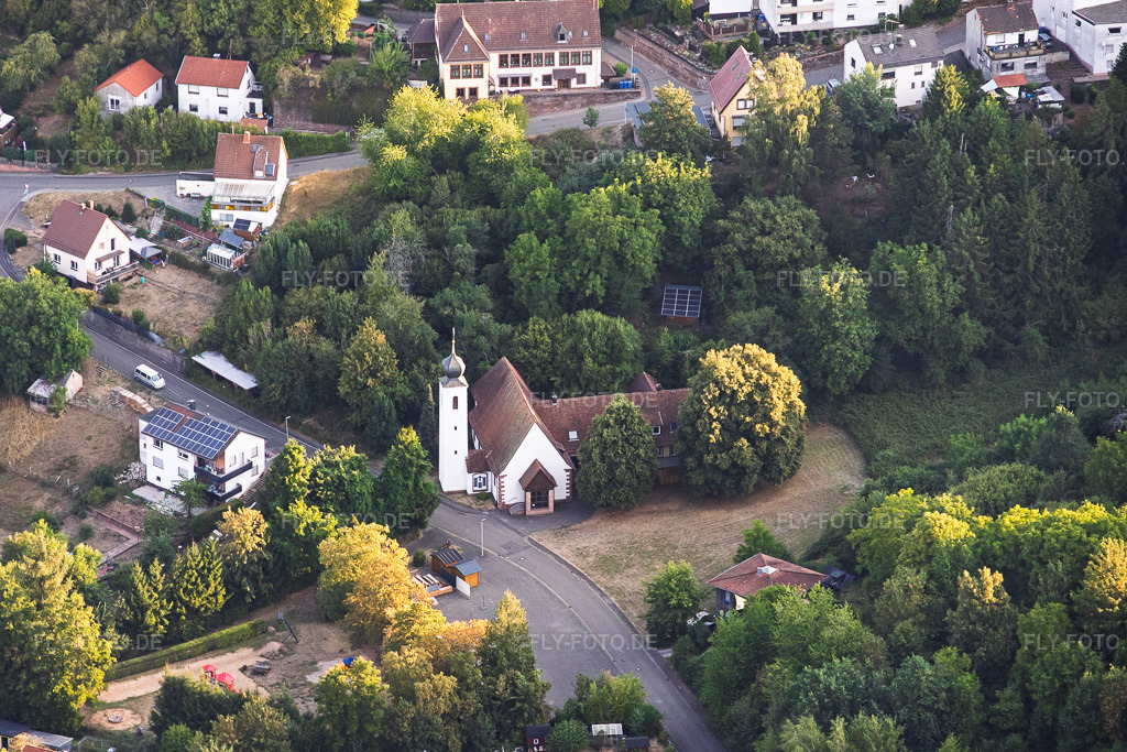 Luftbild: Kirche Sankt-Jakobus der Ältere in Kröppen im Bundesland Rheinland-Pfalz in Deutschland. – Foto: IMG_158686.jpg vom 15.08.2026 durch Werner Riehm/FLY-FOTO.de – Auflösung des Originals: 5318 x 3546 px