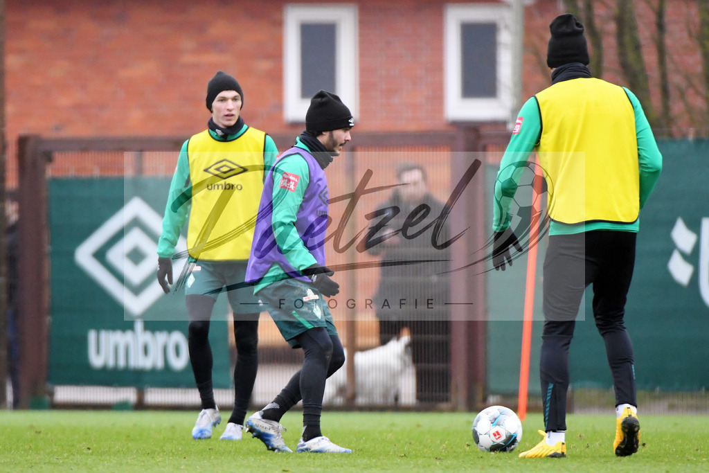 20200227_TRASVW_0070 | Fussball, Herren: Leonardo Bittencourt (Werder Bremen) in Aktion, am Ball, Einzelaktion waehrend der Trainingseinheit des SV Werder Bremen auf dem Trainingsplatz am wohninvest Weserstadion am 27.02.2020 in Bremen, Deutschland. - Realisiert mit Pictrs.com