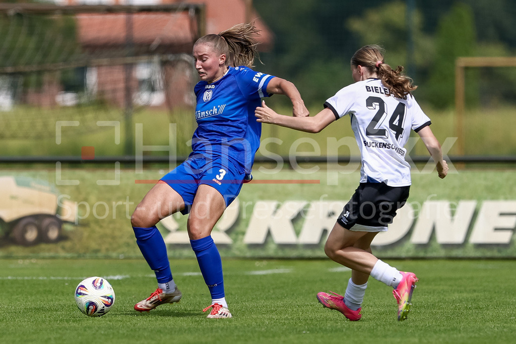 Fussball, Testspiel Frauen, SV Meppen - DSC Arminia Bielefeld | v.li.: Nina Rolfes (SV Meppen, 3) und Martha Stuckenschneider (DSC Arminia Bielefeld, 24) im Zweikampf, Duell, Dynamik, Aktion, Action, Spielszene