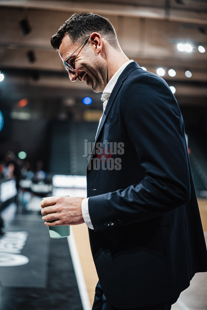 Basketball | Männer | Saison 2025/2026 | BKT EuroCup | Veolia Towers Hamburg vs. Bahcesehir College Istanbul | 14.10.2025 | Trainer Benka Barloschky (Veolia Towers Hamburg)