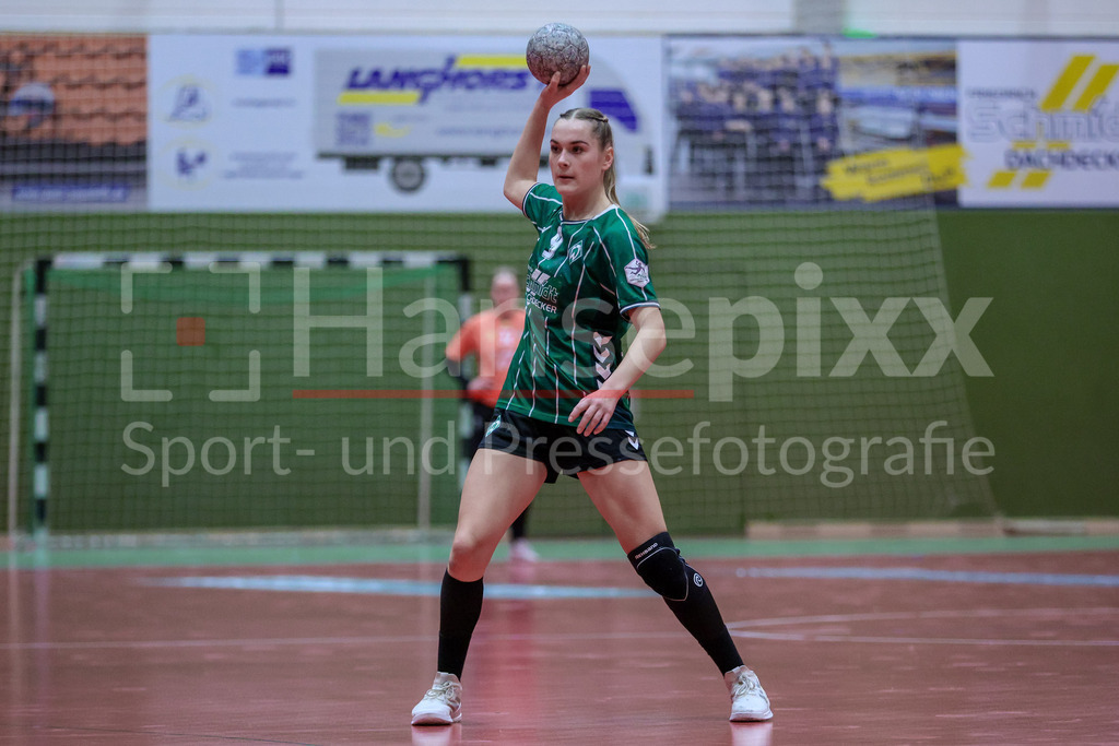 Handball, 2. Bundesliga Frauen, SV Werder Bremen - TuS Lintfort | Luca Schumacher (SV Werder Bremen, 9) am Ball, Spielszene, Aktion, Action