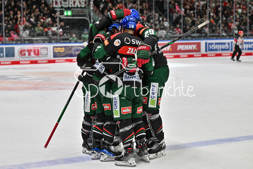 Augsburger Panther - Schwenninger Wild Wings | Jubel der Panther nach dem Treffer zum 2-3 druch D. J. BUSDEKER (Augsburger Panther #14) / Freude / Happy / Tor / Torschuetze / DEL: Augsburger Panther - Schwenninger Wild Wings, Curt Frenzel Stadion am 24.01.2025