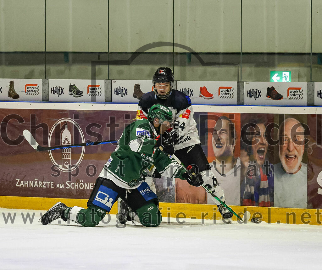2024-01-26_039_TSV_Erding_gegen_HC_Landsberg | Erding, Deutschland, 26.01.2024:
Eishockey, Bayernliga Vorrunde 2023 / 2024, 28. Spieltag, TSV Erding gegen HC Landsberg, Endergebnis: 6:2

Michael Trox (Erding Gladiators, #86), Stephan Sailer (HC Landsberg, #24)

Foto: Christian Riedel / fotografie-riedel.net