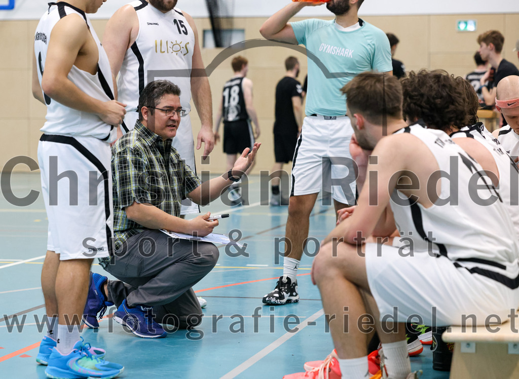 2023-03-26_047_TSV_Vaterstetten_gegen_Wacker_Knights_Burghausen | Vaterstetten, Deutschland, 26.03.2023:
Basketball, Bayernliga Herren Südost 2022 / 2023, 17. Spieltag, TSV Vaterstetten gegen Wacker Knights Burghausen, Endergebnis: 

Trainer Daniel Paz (TSV Vaterstetten)

Foto: Christian Riedel / fotografie-riedel.net