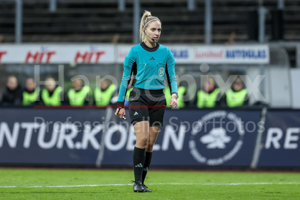 Fussball, DFB-Pokal Frauen, SC Fortuna Köln - SV Werder Bremen | v.li.: Schiedsrichterin Julia Boike, DIE DFB-RICHTLINIEN UNTERSAGEN JEGLICHE NUTZUNG VON FOTOS ALS SEQUENZBILDER UND/ODER VIDEOÄHNLICHE FOTOSTRECKEN. DFB REGULATIONS PROHIBIT ANY USE OF PHOTOGRAPHS AS IMAGE SEQUENCES AND/OR QUASI-VIDEO.