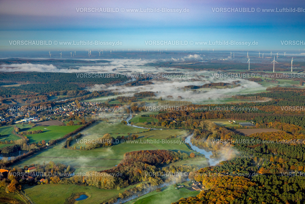Datteln231104016 | Luftbild, Flussmäander Fluss Lippe mit Nebelschwaden über NSG Lippeaue, Haus Schloss Vogelsang und Ortsteil Wohngebiet Ahsen, Fernsicht mit Windrädern, umgeben von herbstlichen Laubbäumen, Hötting, Datteln, Ruhrgebiet, Münsterland, Nordrhein-Westfalen, Deutschland