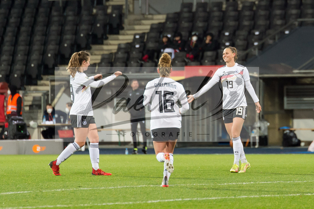GERTUR20211126_040 | Fussball, Frauen: Klara Buehl (Germany) Torjubel, jubelt nach ihrem Treffer zum 8:0 bei dem Spiel der WM-Qualifikation zwischen Deutschland und Tuerkei im Eintracht-Stadion am 26.11.2021 in Braunschweig, Deutschland. - Realisiert mit Pictrs.com