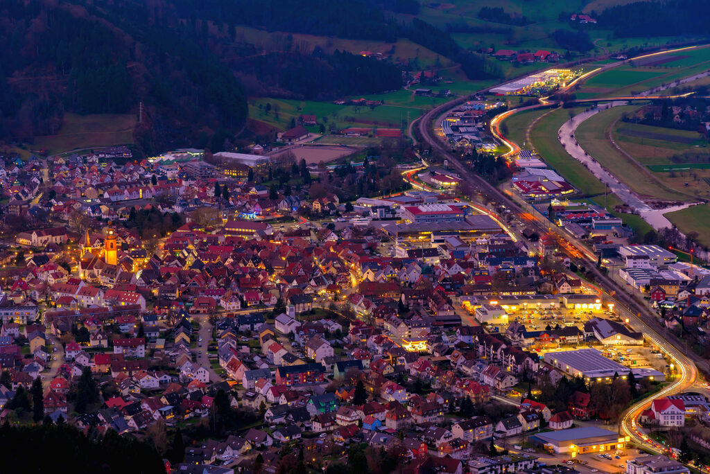 Haslach am Abend | Ausblick vom Urenkopfturm auf Haslach - Realisiert mit Pictrs.com